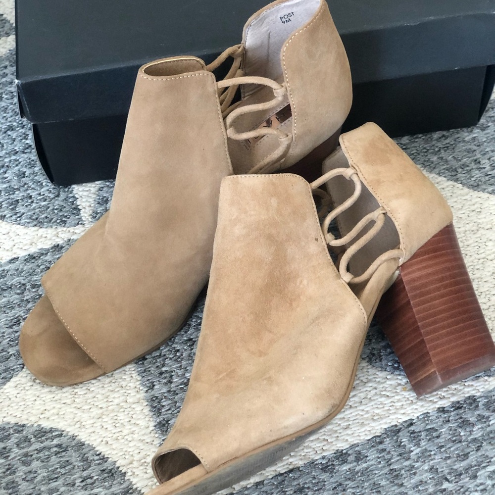 Tahari Shoes